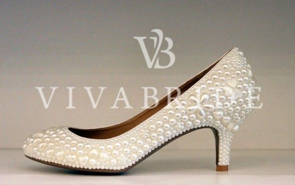 Свадебные туфли на низком каблуке 6 см покрытые жемчугом, цвет айвори, в наличии в шоу руме VivaBride - фото 2292394 Свадебные туфли Vivabride