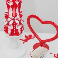 Красная свадьба — к красивой жизни!
Выбрав для своей свадьбы красный цвет, вы выразите уверенность в крепкой любви и желание закатить пир на весь мир.