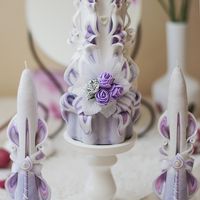 Резные свадебные свечи ручной работы. Цвета, используемые при изготовлении домашнего очага для свадьбы в стиле Прованс – очень нежные и мягкие. 
В психологии сиреневый/лавандовый принято считать цветом новых начинаний. А свадьба является прямолинейным до