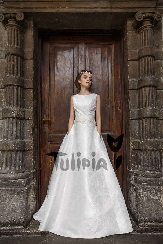 Закрытое платье А-силуэта из жаккарда с карманами и V-вырезом с бантом на спине - фото 2995579 Свадебный салон "Wedding Dream"