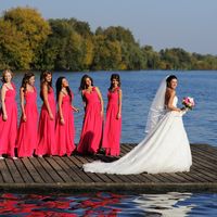 невеста с подружками на берегу реки