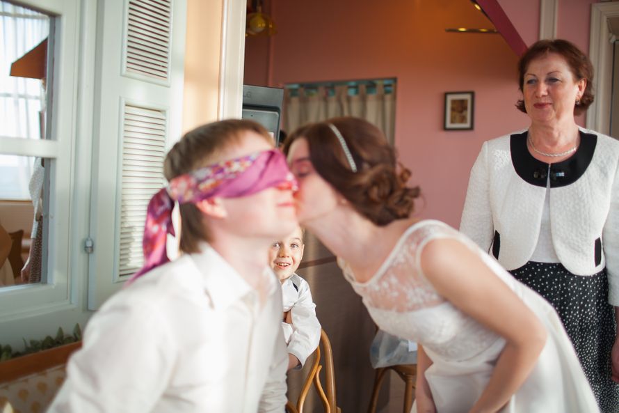 Еще одна развлекалочка - завязываете глаза жениху, а невеста целует его пять раз, он должен угадать какой по счету его поцеловала невеста, наивный... - фото 1020271 faumdem