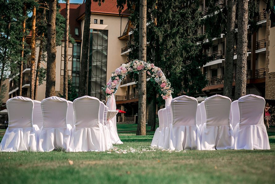 Свадебная подковообразная арка для выездной церемонии на природе в увитая цветами и бело- розовой тканью - фото 3176721 Фотограф Дмитрий Притула