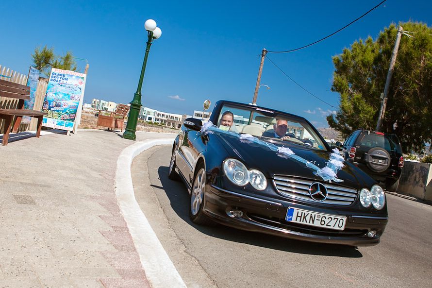 Черный"Мерседес" на фоне  трассы, зелени, города. - фото 1145805 Tsandekidis travel - свадьба на Крите