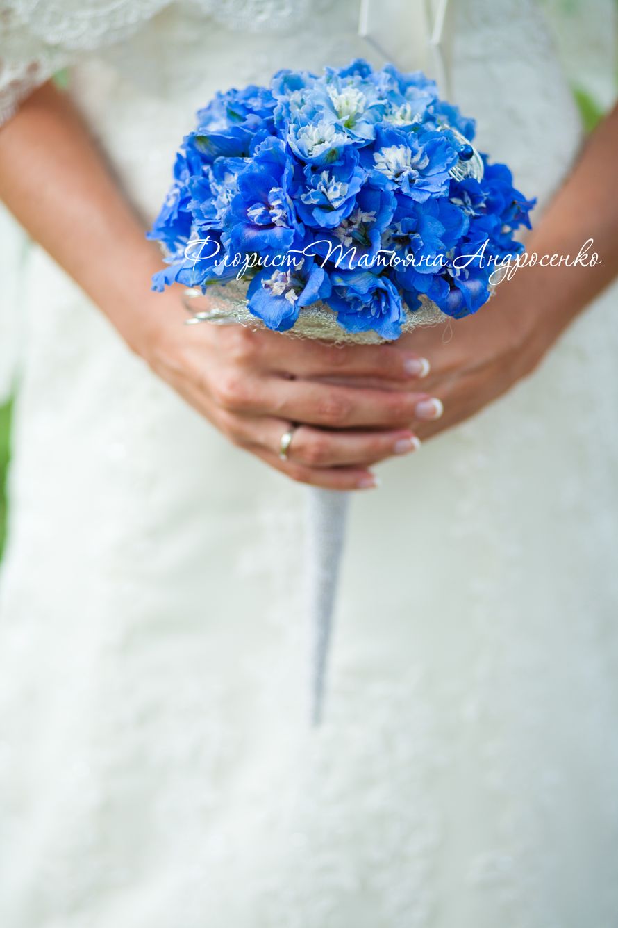 Маленький букет невесты синий