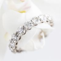 Достойный подарок для любимой - нежнейшее кольцо с 17-ю бриллиантами 3,8 мм каждый