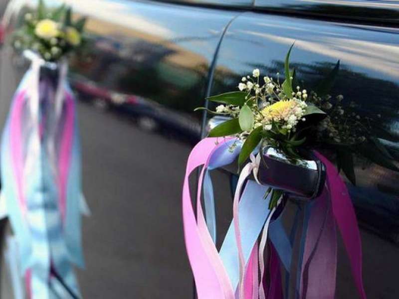 Мини букетик  из полевых цветочков, подвязанный розовой и голубой атласной лентой- украшение для дверей свадебного авто. - фото 924451 vuchenka