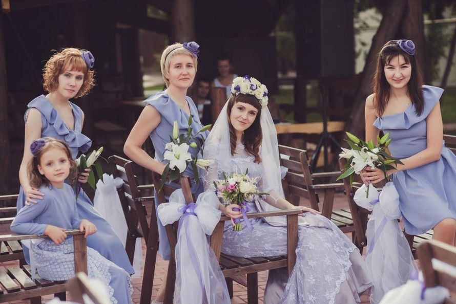 Девочка в сиреневом платье в стиле прованс на выездной церемонии рядом с подружками невесты , у всех платья в одном стиле - фото 893785 Невеста01