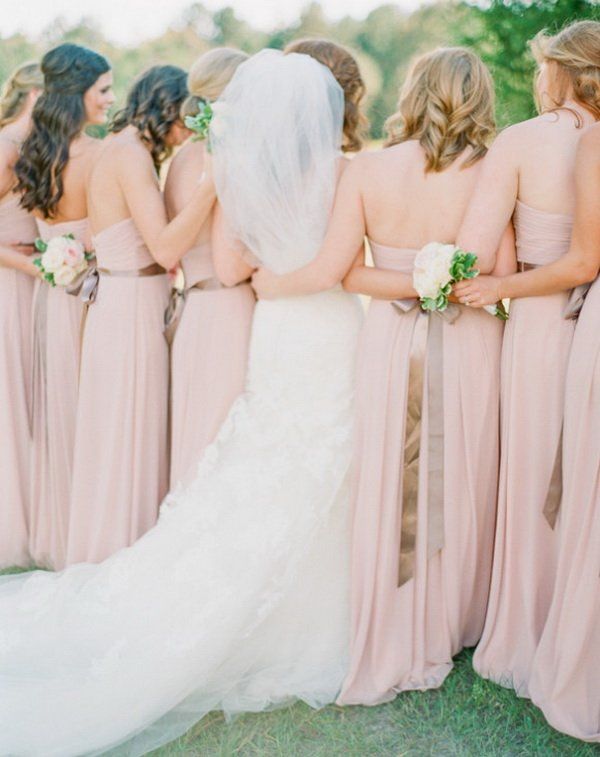 Невеста в белом платье со шлейфом, фате обнимает подружек в длинных открытых розовых платьях  с длинными серыми атласными поясами - фото 2572717 ElenBride