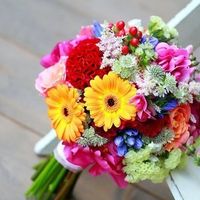 Букет невесты в ярких летних цветах из пионов, гортензий и гербер 