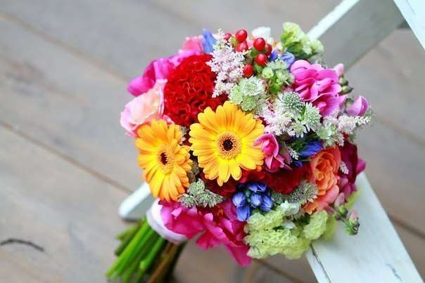 Букет невесты в ярких летних цветах из пионов, гортензий и гербер  - фото 778699 Love is life - свадебное агентство