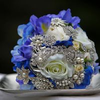 Брошь-букет невесты с ирисами и розами