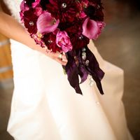 Бордовый букет невесты из калл, тюльпанов и астр