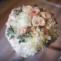 Букет невесты из белых пионов, астр  и розовых роз