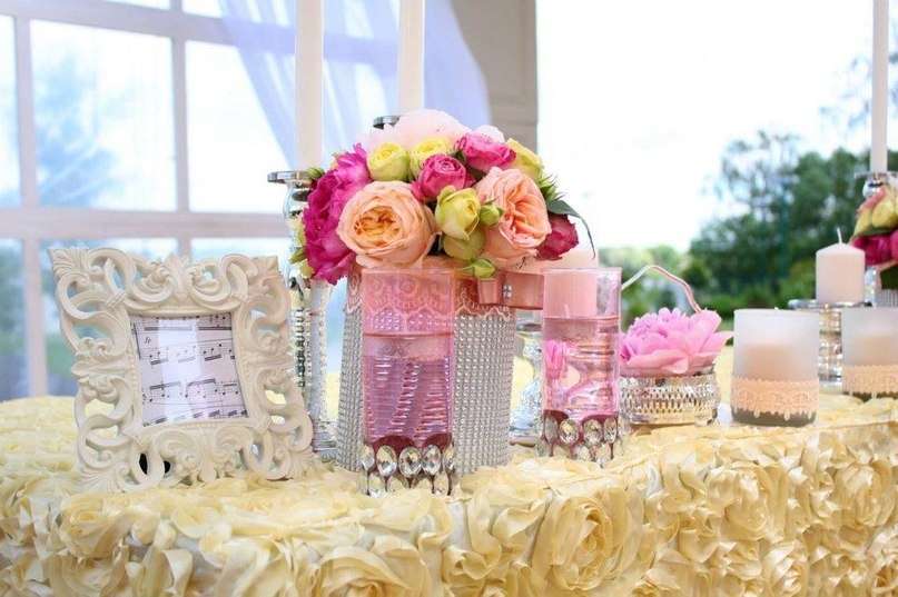 Букет невесты из розовых и белых роз с декором стола молодоженов  - фото 2841913 Невеста01