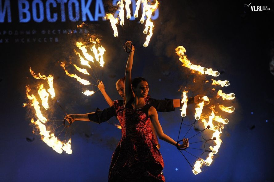 Невероятные шоу. Творческий номер. Огненные шоу Севастополь. Огненное шоу русские костюмы.