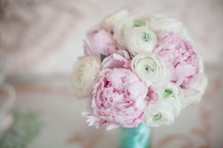 Букет невесты из белых ранункулюсов и розовых нежных пионов, декорированный голубой атласной лентой  - фото 583020 Фотограф Анна Кураксина