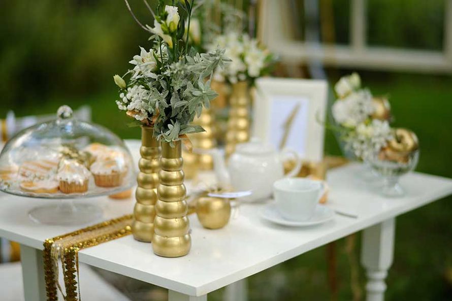 Оформление для фотосессии на свадьбе, с использованием яблок и ваз с позолотой, белого чайного сервиза и букета цветов - фото 878411   Студия оформления и декора КриSтиль