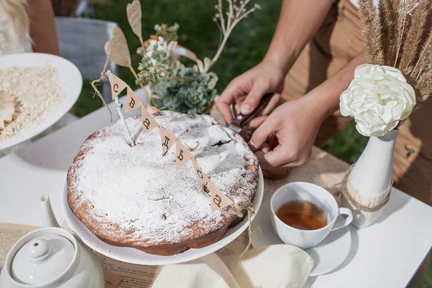 Шоколадный свадебный торт, присыпанный сахарной пудрой и украшен флажками с именами - фото 878447   Студия оформления и декора КриSтиль