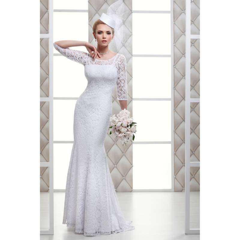 Невеста в прямом кружевном закрытом платье с рукавами длинной три четверти - фото 3227855 Салон свадебной моды "Miss White"