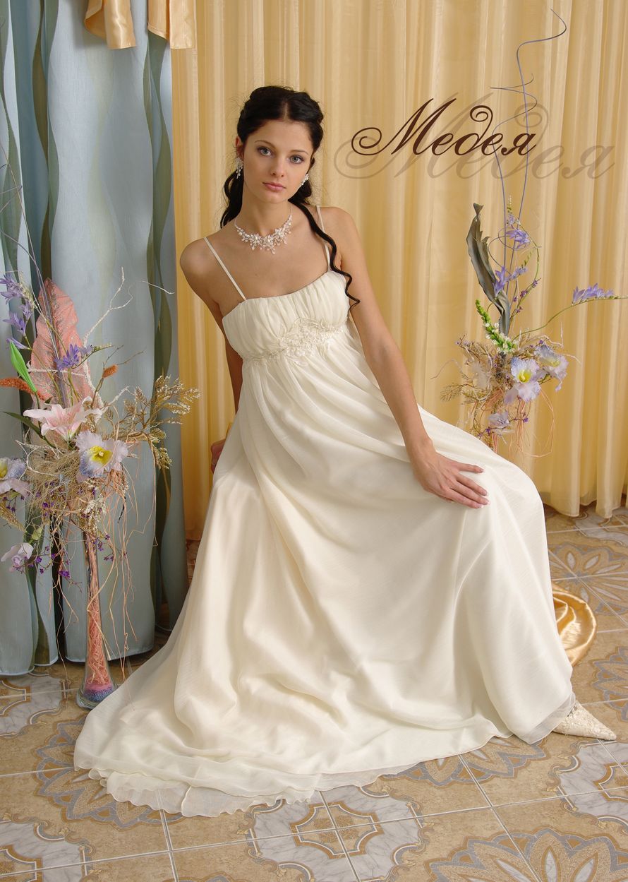 Невеста в белом прямом платье в греческом стиле с корсетом с драпировкой на тонких бретелях  - фото 1032431 Салон свадебной и вечерней моды "Линия Косс"
