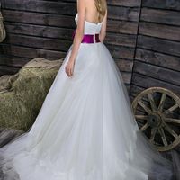 Стильное свадебное платье с акцентным поясом.