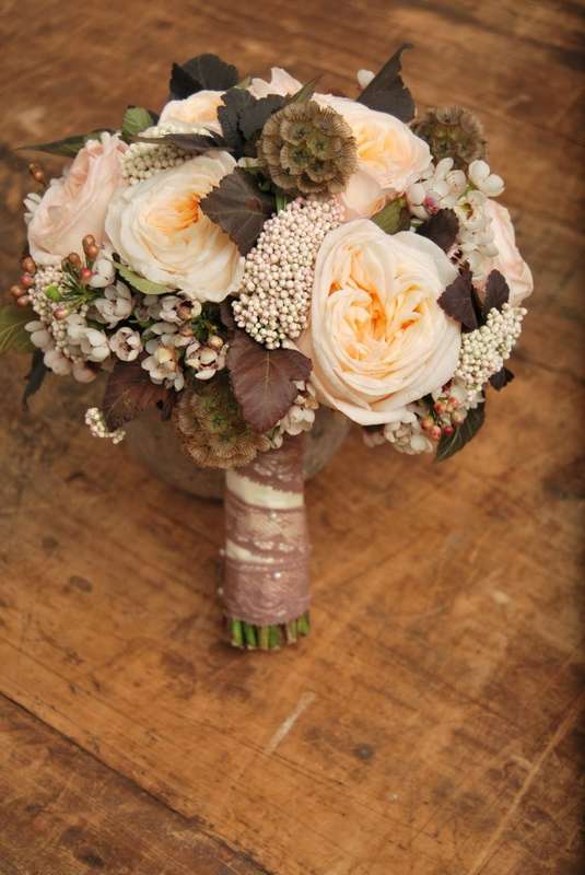 Букет невесты из белой скиммии и хамелациума, белых пионовидных роз, звездчатой скабиозы и бордовых листиков, декорированный - фото 1107469 М@львин@