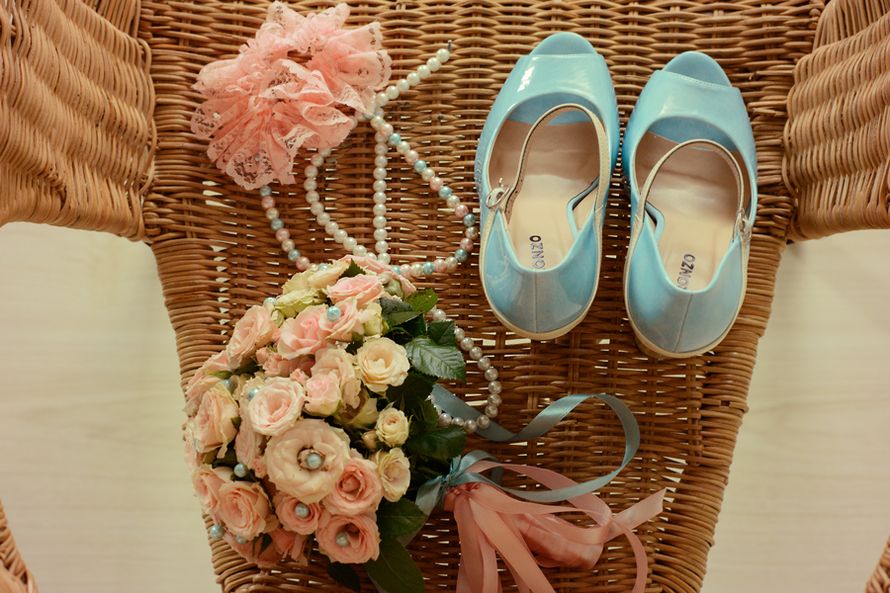Голубые туфли на высоком каблуке с открытым носиком, вокруг ноги застежка и букет невесты из розовых роз, декорированный голубой - фото 1149893 "35 kadrov" - фотосъёмка
