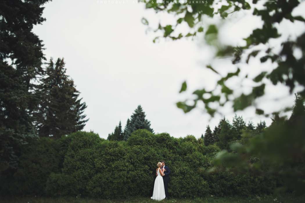 Жених и невеста, прислонившись друг к другу, стоят на фоне зедени - фото 3165059 Фотограф Артем Карпухин