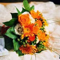 Букет невесты из роз и гербер в оранжево-белой гамме