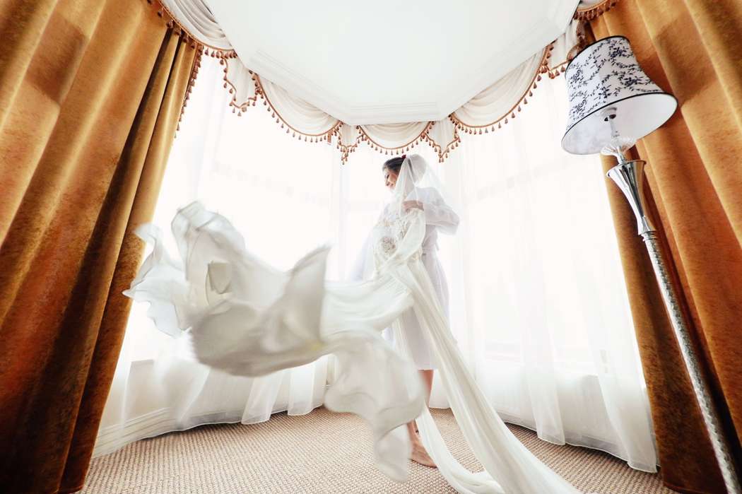 счасливая невеста танцует с платьем - фото 6781360 Фотограф Губанов Пётр