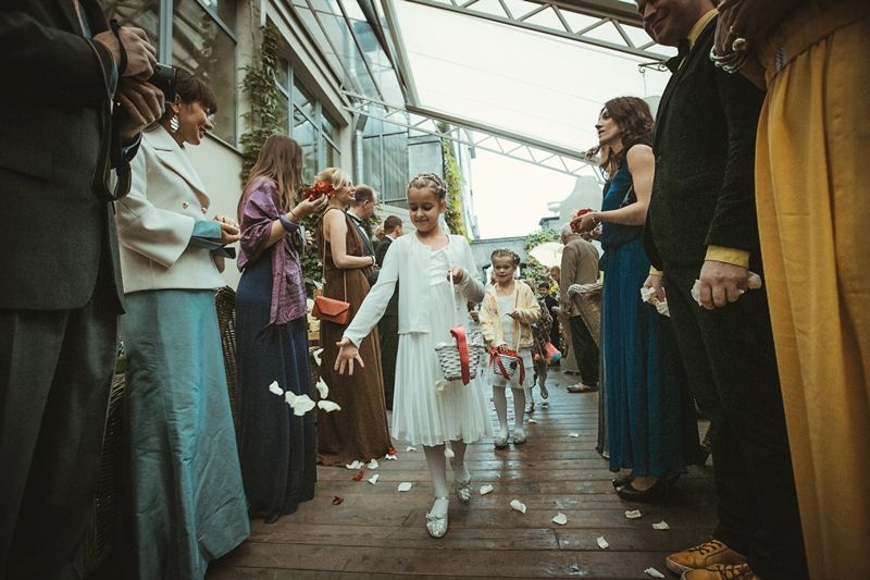 Девочки в белых праздничных платьях бросают лепестки роз у красивого старинного здания - фото 1251621 Свадебный распорядитель Анастасия Кикина