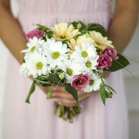 Букет невесты из белых ромашек, желтых гербер и розовых эустом