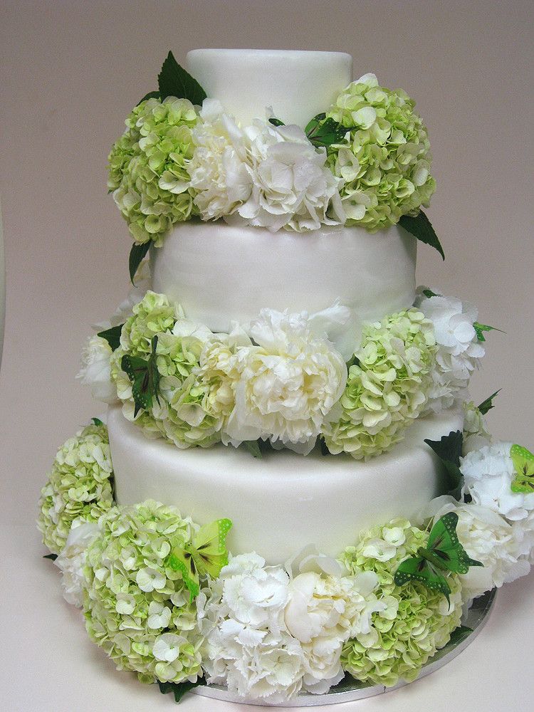 Свадебный торт, белоснежного цвета, украшенный зелеными и белыми цветами  - фото 1138163 Ателье тортов и сладостей на заказ Торт Арт
