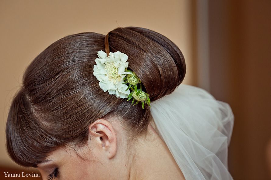 Нежный свадебный образ невесты подчеркнут прической на длинные волосы-собранные локоны, украшенные фатой и цветами - фото 1017781 Анастасия_Дубна