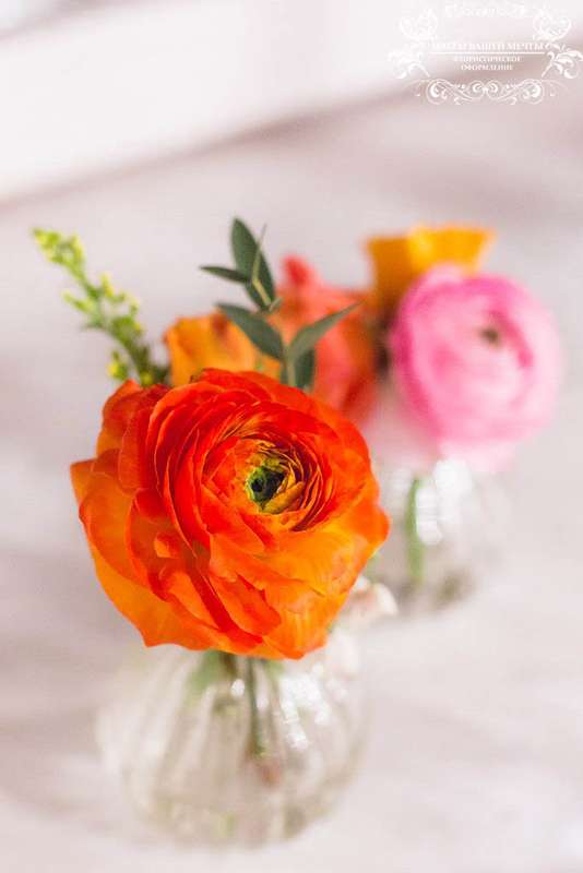 Букеты из оранжевых и розовых ранункулюсов, желтой и коралловой розы, рускуса и зелени. - фото 2534721 Цветы вашей мечты - оформление торжеств