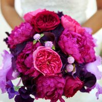 Яркий букет невесты в розовом цвете из пионов, калл и фиалок
