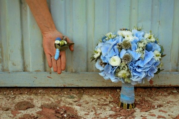 Букет невесты и бутоньерка из голубых гортензий, белых ранункулюсов и зеленого эрингиума, декорированный голубой лентой - фото 980229 Студия цветов Abracadabra