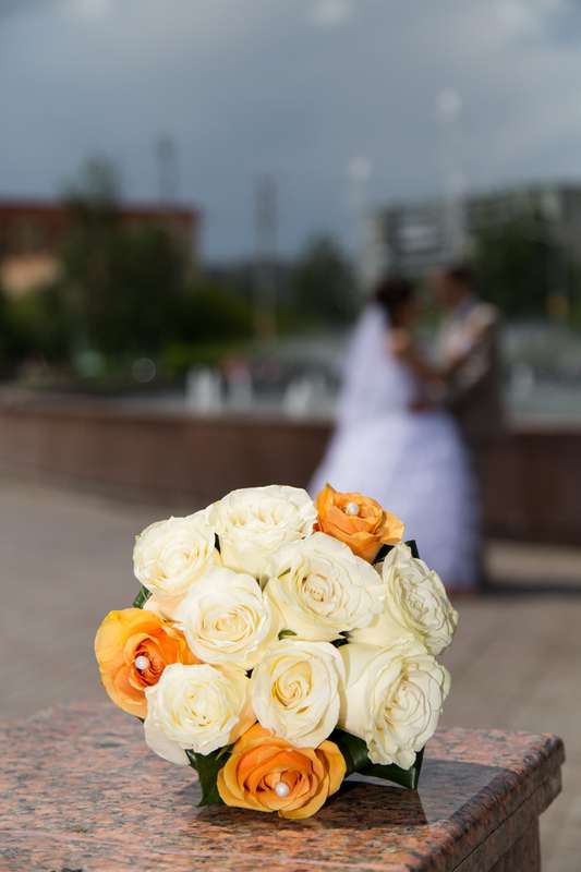 Букет невесты из белых и желтых роз, декорированный белыми бусинами  - фото 2210756 Студия  "Премьер", фотосъёмка