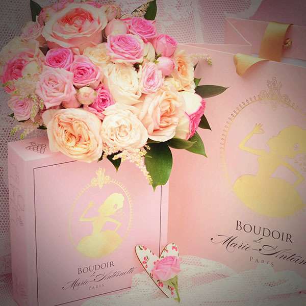 Коробочка "Футляр" для маленького подарка розового цвета, на фоне букета цветов - фото 1094163 Boudoir de Marie-Antoinette макаруны из Парижа