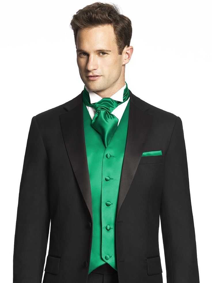 Классический черный костюм жениха "тройка" с зеленой жилеткой, белой рубашкой, зеленым галстуком и с зеленым платком в нагрудном - фото 1163495 Невеста01