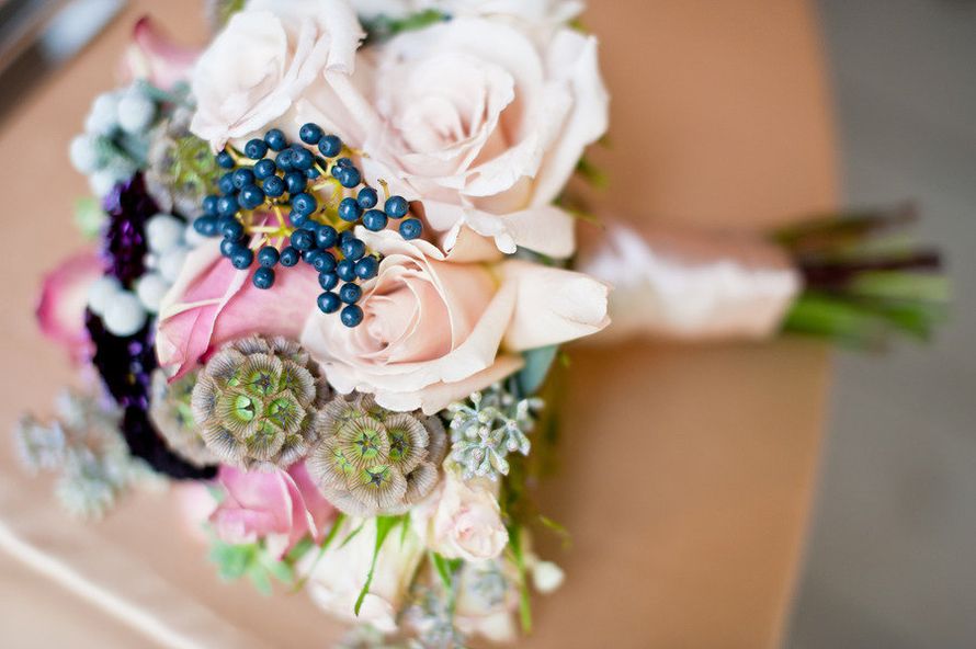 Букет невесты из нежно-розовых роз, звездчатой скабиозы и темно-синих ягод вибурнума - фото 1151157 Ms.Smith