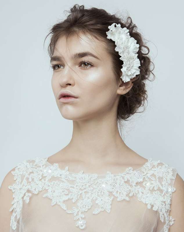 Причёску невесты украшает гребень с белыми атласными фантазийными цветами ручной работы - фото 1166671 tastymelon