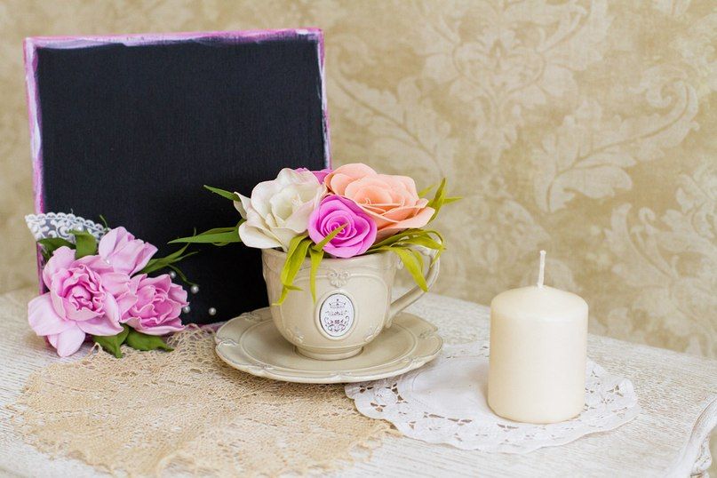 Оформление для фотосессии свадьбы в европейском стиле с использованием цветов в фарфоровой чашке, меловой доски, свечи на ажурной - фото 1231415 Pro-decor - студия оформления
