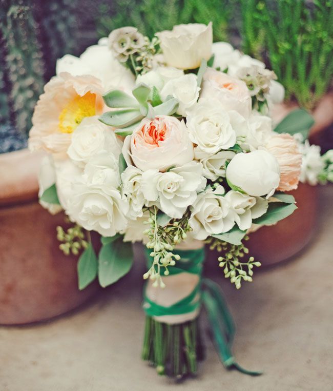 Букет невесты из белых и розовых роз сорта Дэвид Остин, зеленых суккулентов, розовых пионов, звездчатой скабиозы и зеленого - фото 1183121 Свадебный распорядитель Дарья Емельянова