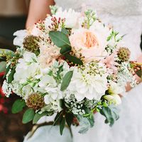 Букет невесты из астр, фрезий и роз в бело-розовых тонах