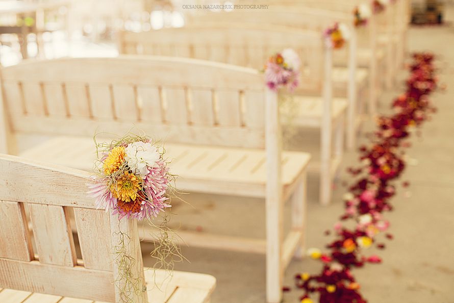 Скамейки для гостей на выездной свадебной церемонии, украшенные нежными цветами - фото 1052729 Загородный комплекс "Бабушкин Сад"