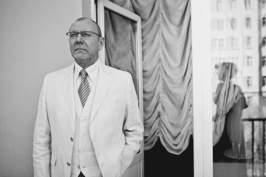 Классический белый костюм тройка с белой рубашкой и полосатым галстуком 
 - фото 2364622 Стефания Пипченко - свадебный фотограф