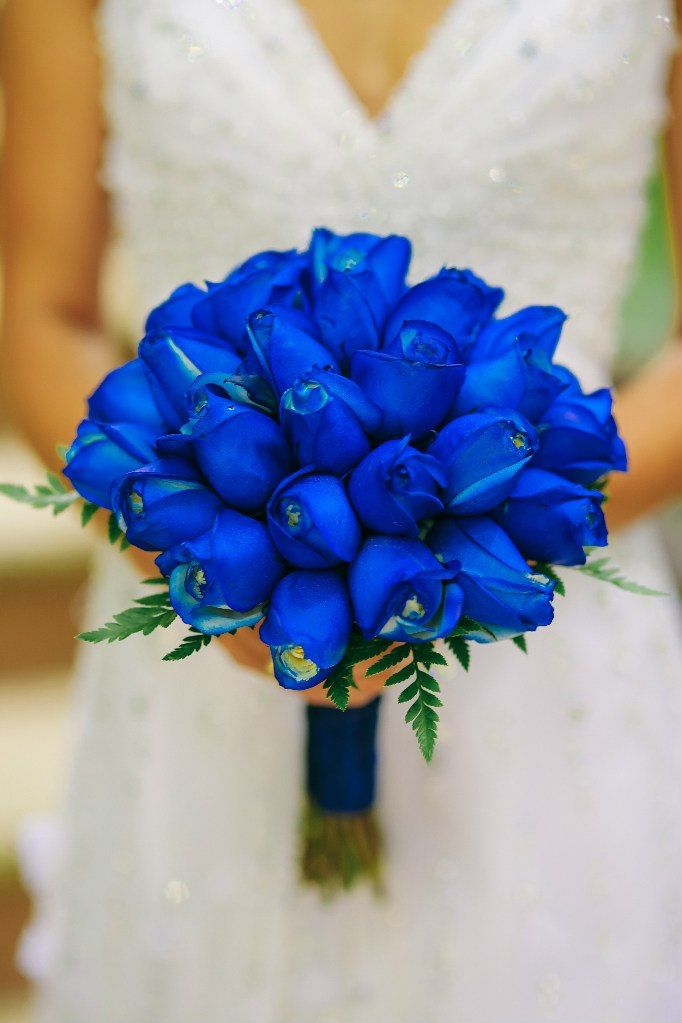 Букет невесты из синих роз и зеленого папоротника, декорированный темно-синей лентой  - фото 1215051 Фотограф Мария Сабрекова