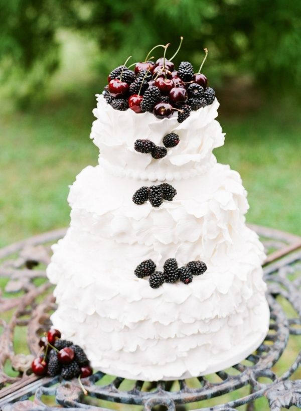 Белоснежный свадебный торт, украшенный рюшами и ягодами  - фото 1068959 lemonade